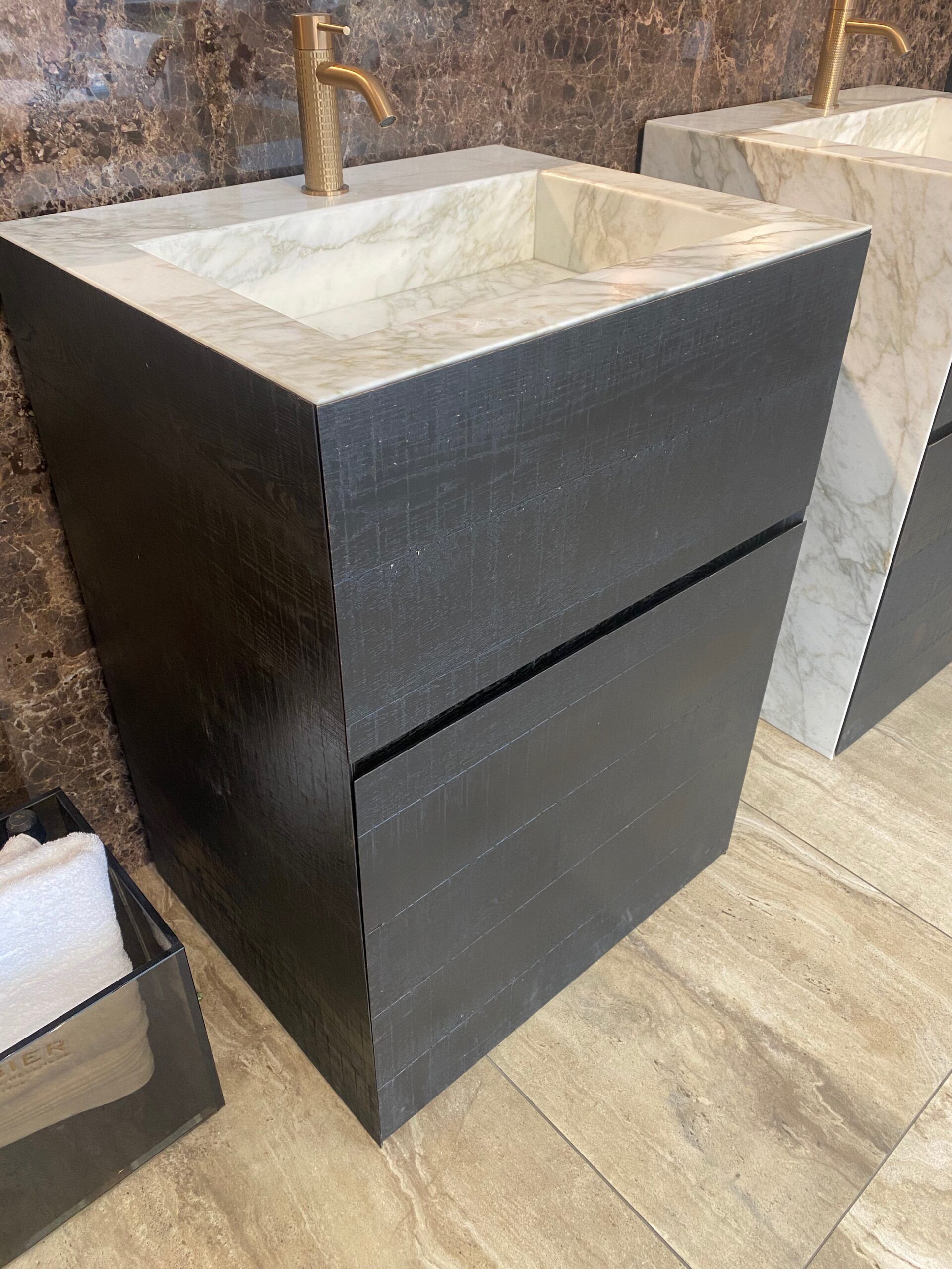 meubel met marmeren wasbak