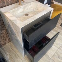 meubel met marmeren wasbak en marmeren zijkanten